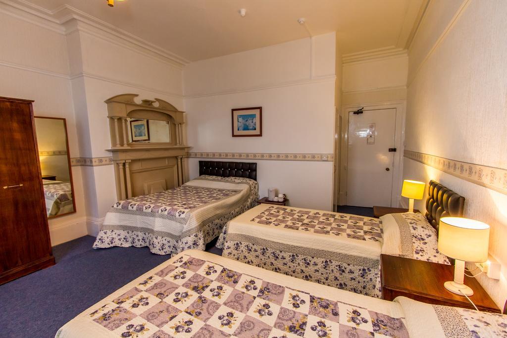 Deluxe Family Room (2 Adults + 1 Child)