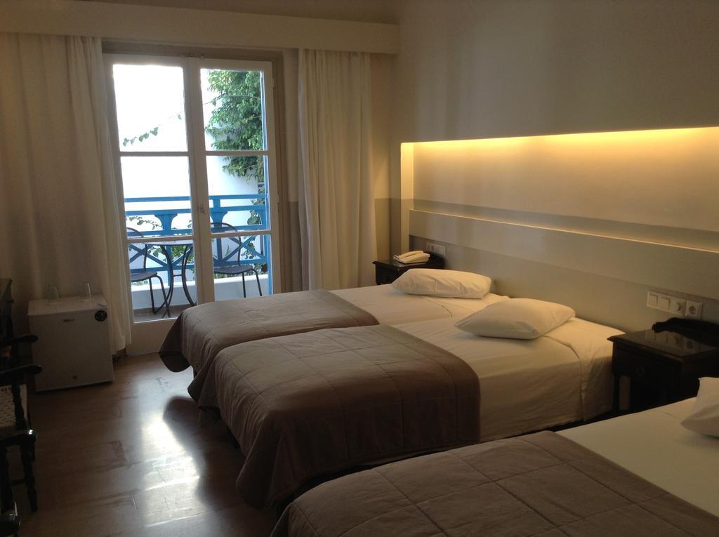 Dreibettzimmer mit Blick auf den Innenhof