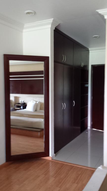 Habitación con cama extragrande y balcón