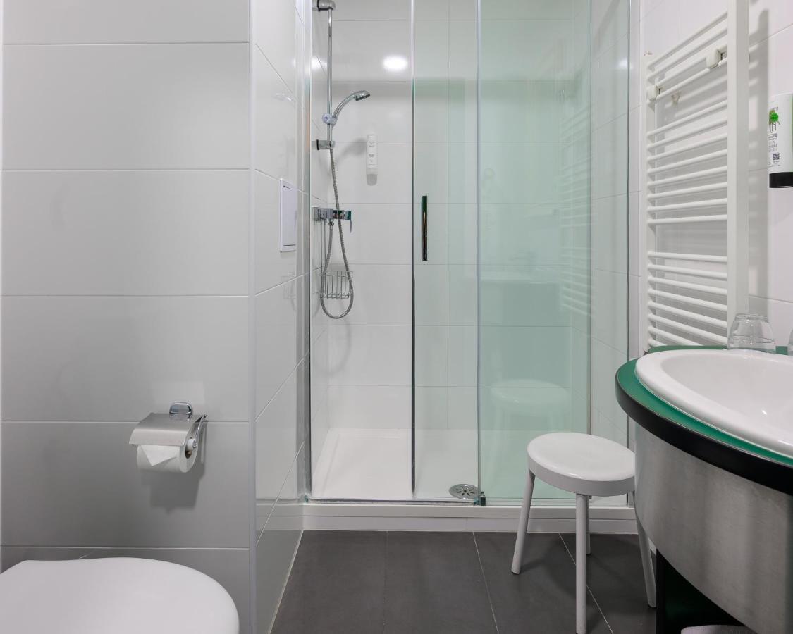 Comfort Room with Street View,1498689829:JPEG