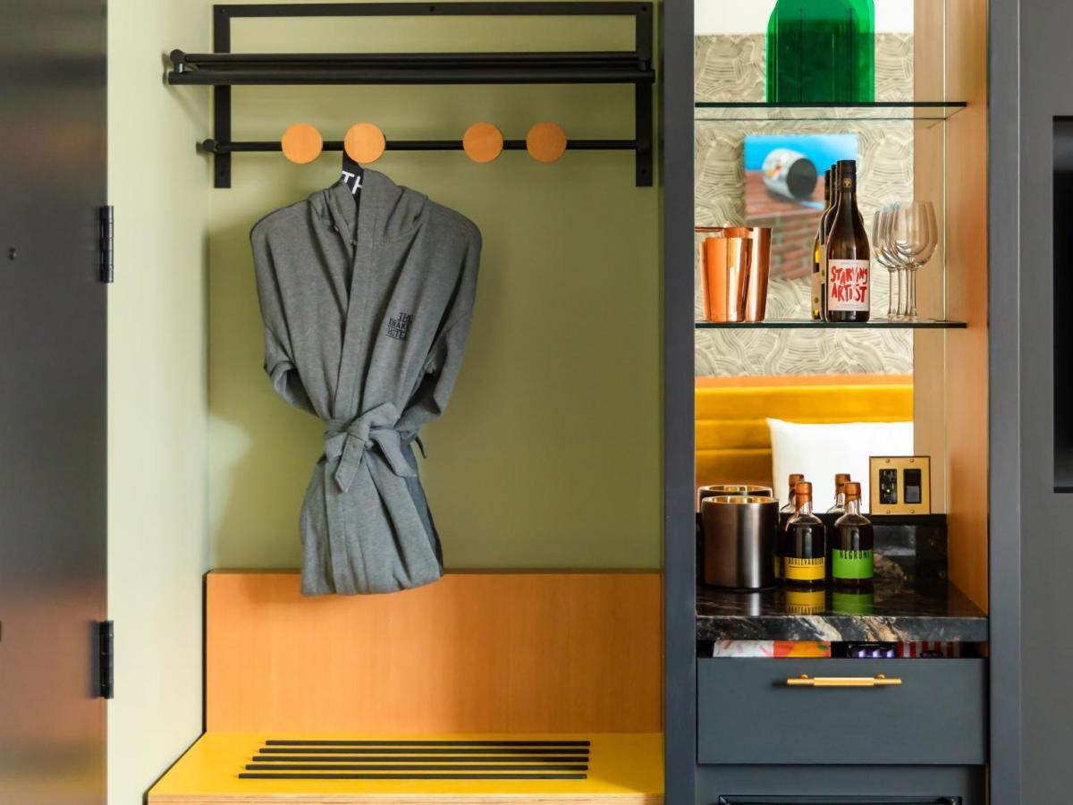 Zimmer mit Queensize-Bett im modernen Flügel
