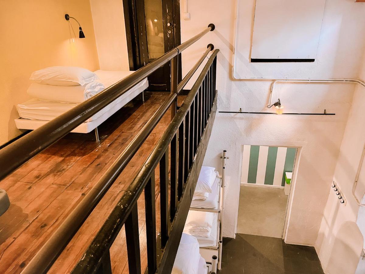 Cama em Dormitório Misto de 12 Camas com Casa de Banho Partilhada