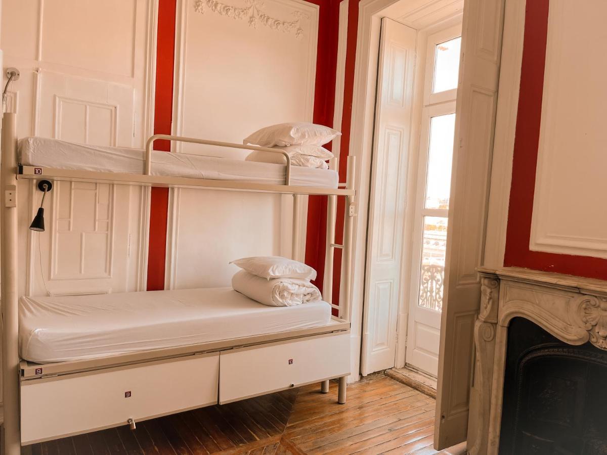 Cama em Dormitório Feminino de 6 Camas com Casa de Banho Partilhada