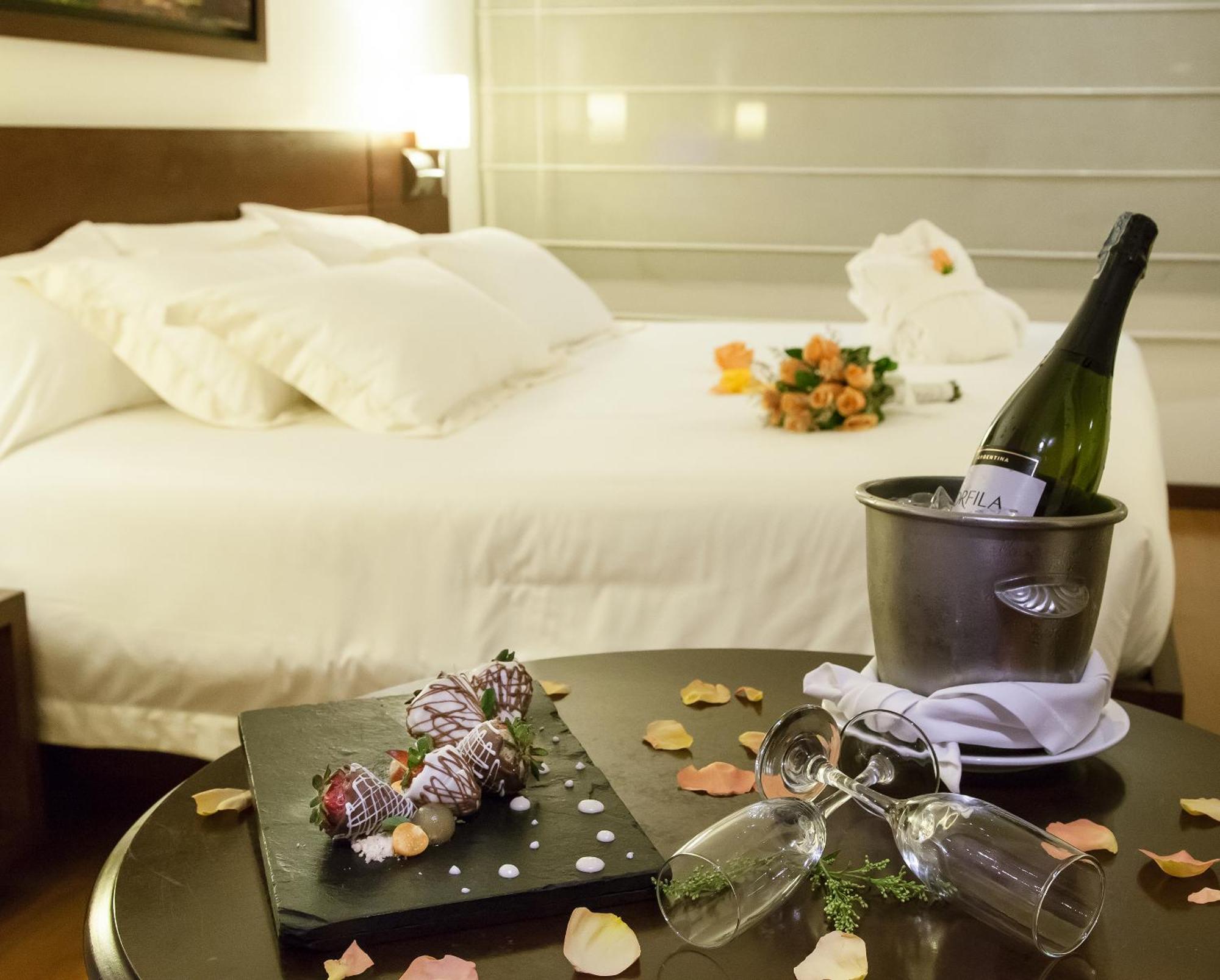 1 King Bed, Suite, Kitchenette