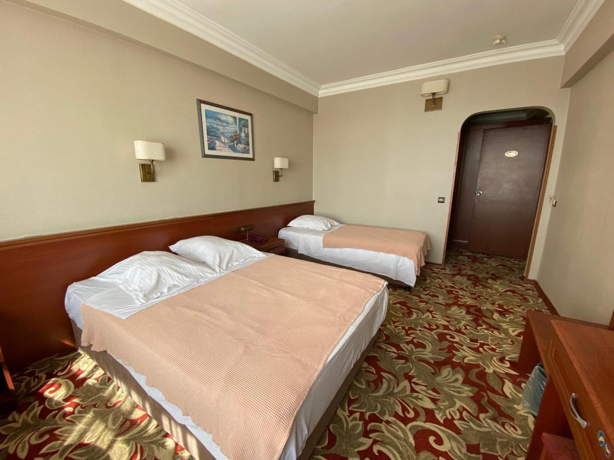 Quarto com Cama de Casal ou 2 de Solteiro