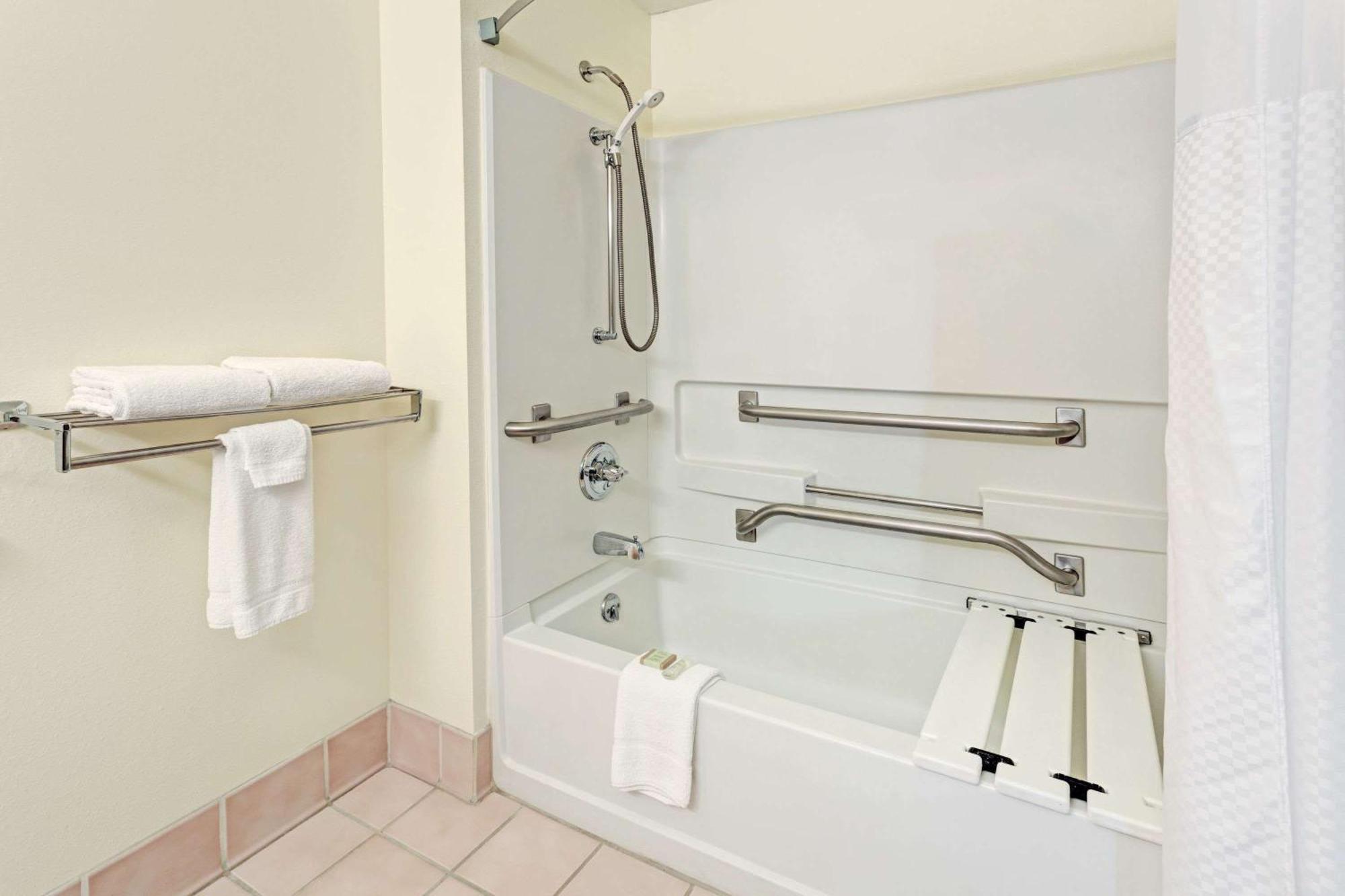 Queen Room - Mobility Access/Non-Smoking