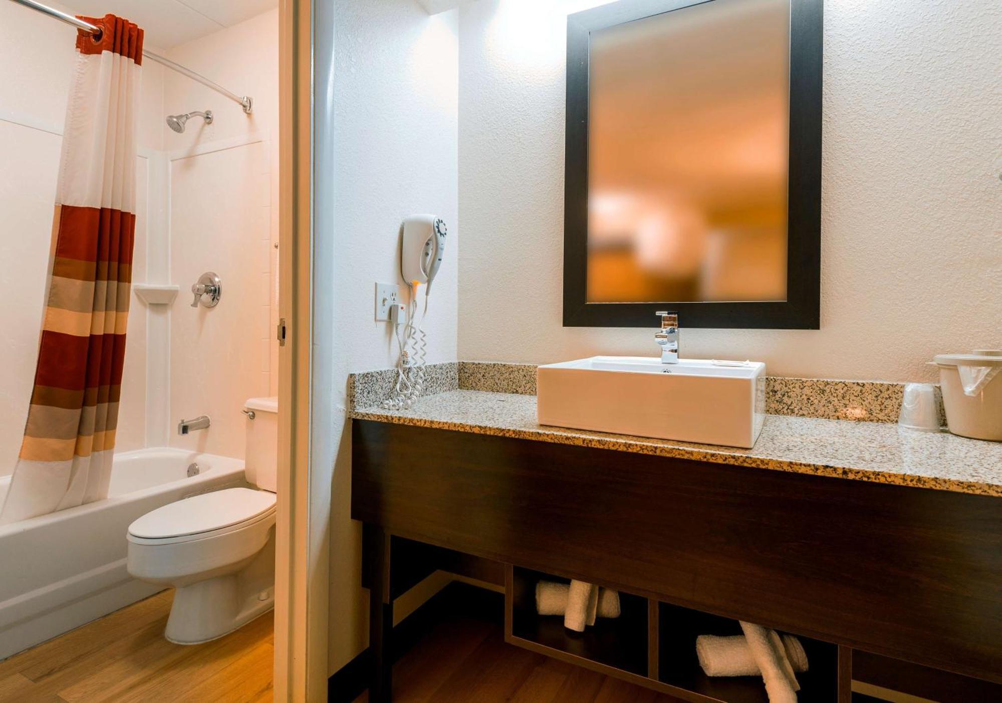Premium King Room Smoke Free (Upgraded Bedding & Snack)