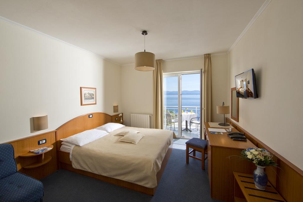 Double or Twin Room with Sea View,123117172:JPEG