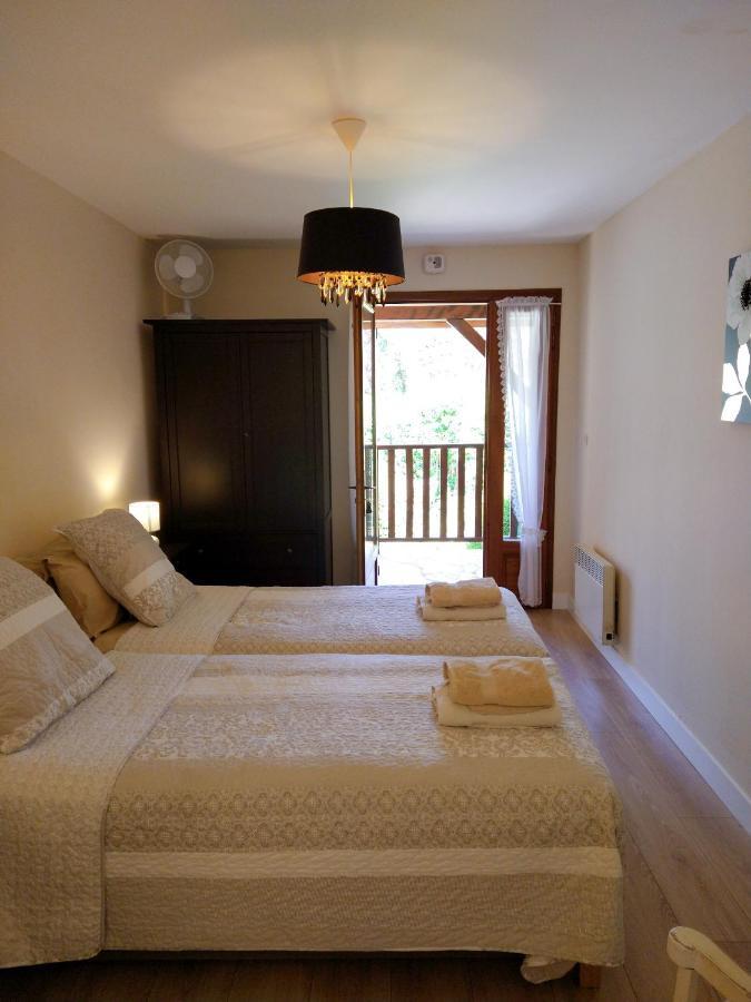 Tweepersoonskamer met 2 Aparte Bedden en Eigen Badkamer