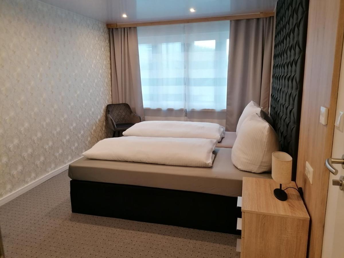 Doppel-/Zweibettzimmer mit Bad
