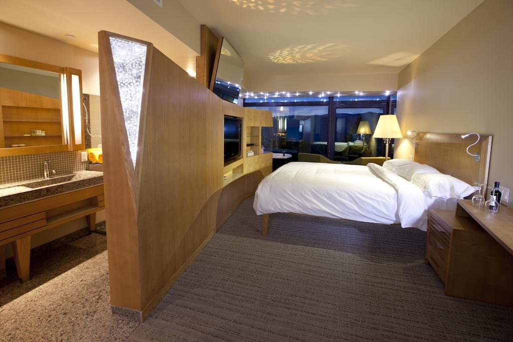 Standard King Room with Lake View