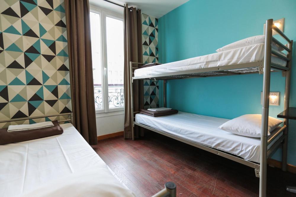Cama en habitación femenina compartida de 4 camas