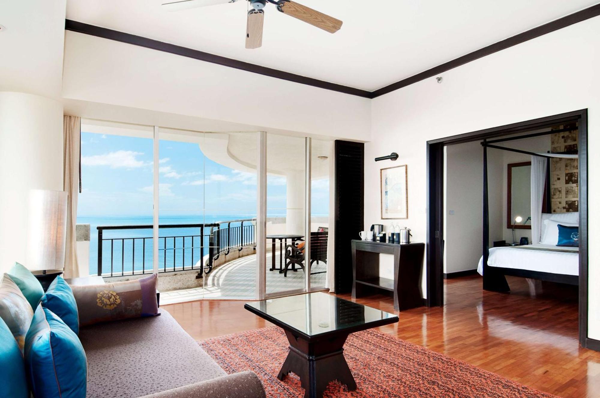 Suite con cama extragrande, vistas al mar y acceso al club lounge