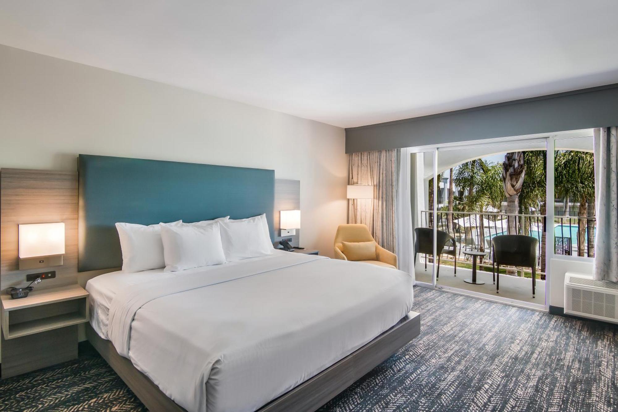 Suite met 1 Slaapkamer met Kingsize Bed en Uitzicht op Zwembad - Rookvrij