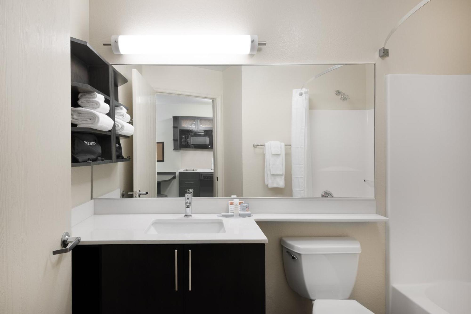 Two-Bedroom Suite with Oner King Bed and One Queen Bed,1275945232:JPEG