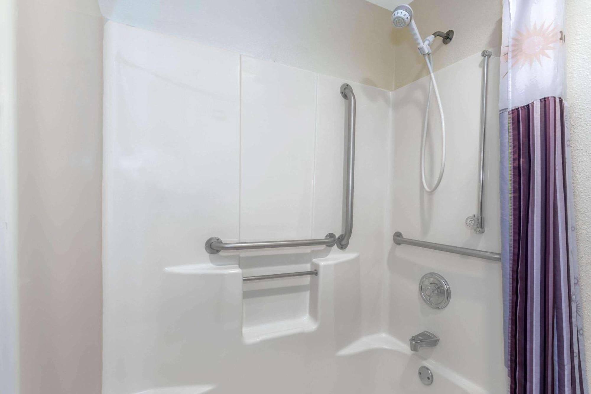 Double Room with Bath Tub - Mobility/Hearing Accessible/Non-Smoking