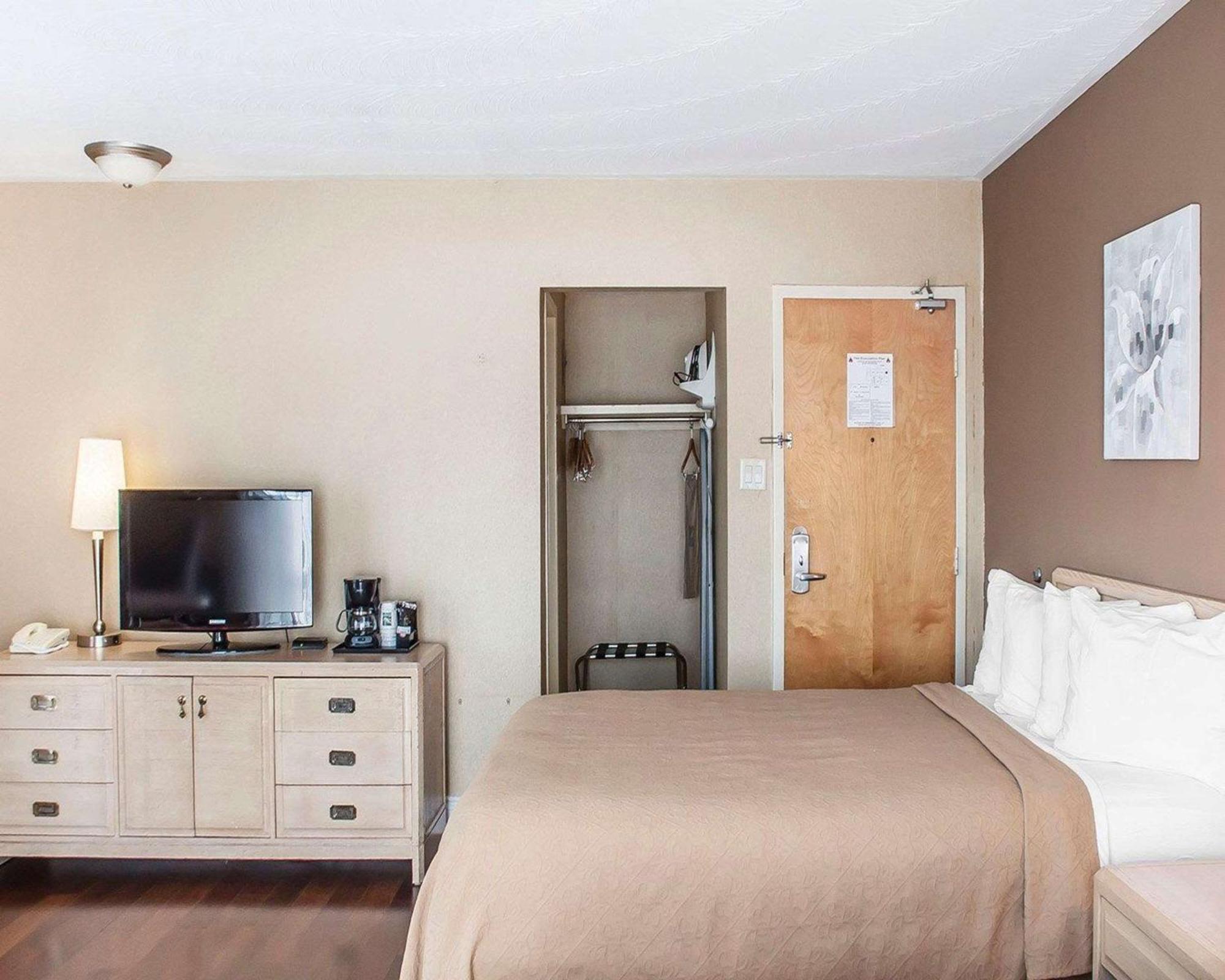Queen Room with Two Queen Beds - Non-Smoking,1277639128:JPEG