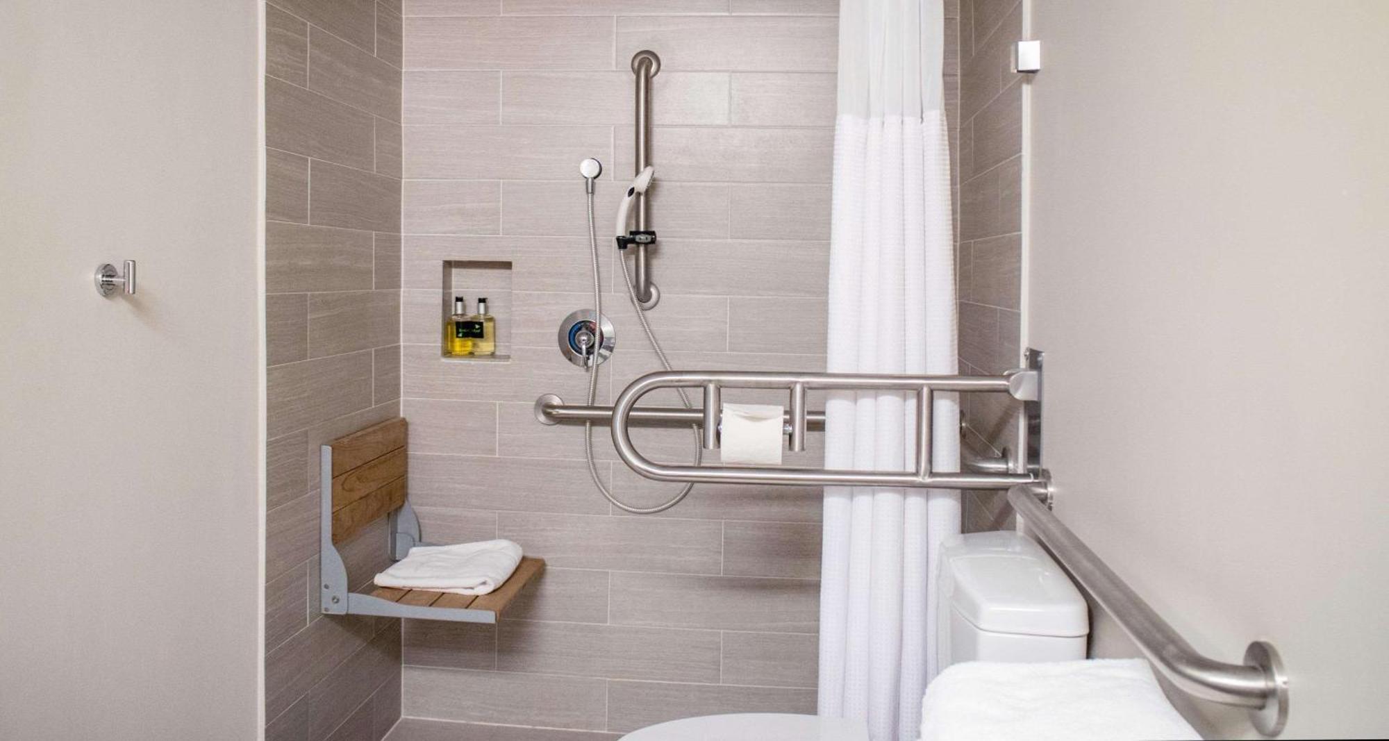 Chambre Double avec 2 Lits Doubles et Douche Accessible en Fauteuil Roulant - Accès pour Personnes à Mobilité Réduite