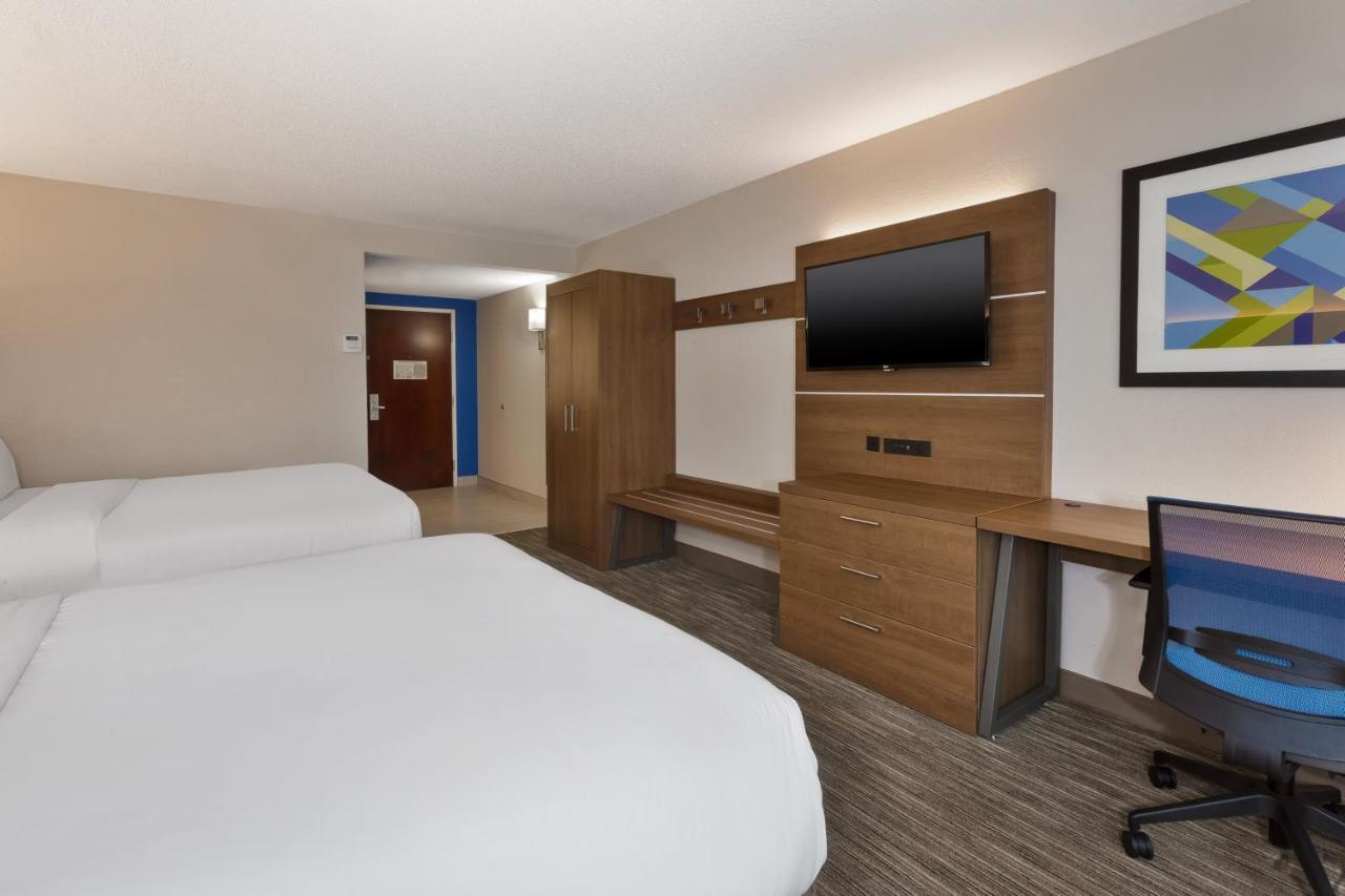 Queen Room with Two Queen Beds and Mobility Accessible Bathtub