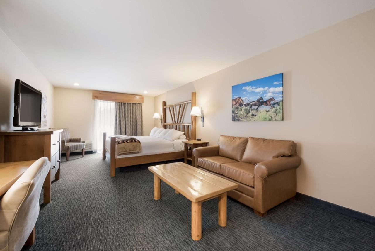 Large King Suite with Balcony - Non-Smoking,1386469526:JPEG