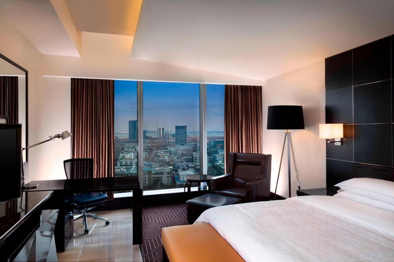 Club lounge access Guest room 1 King City view,1742800952:JPEG
