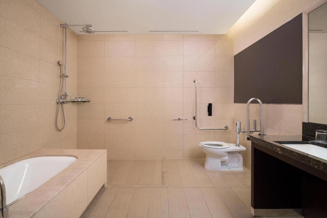 Guest room, 1 King, City view