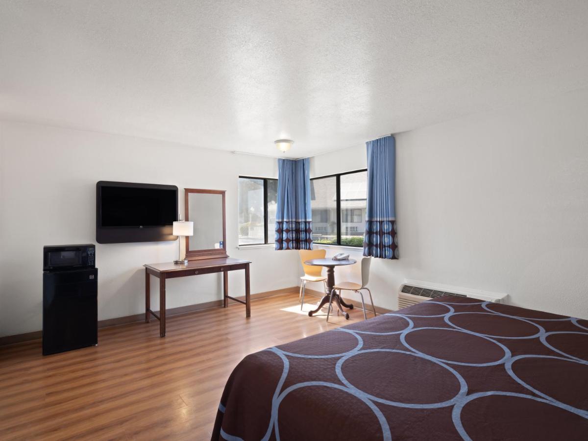Deluxe King Room - Non-Smoking