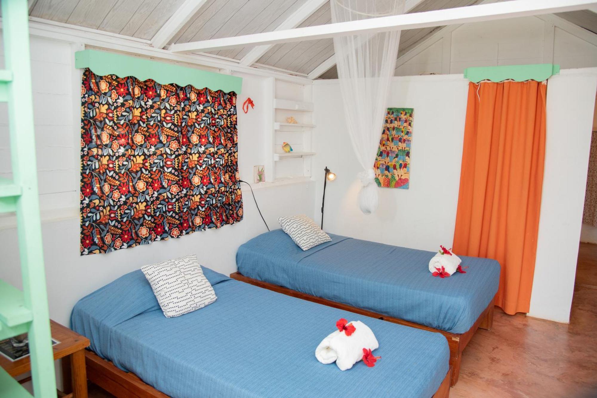 Quarto com 2 Camas de Solteiro