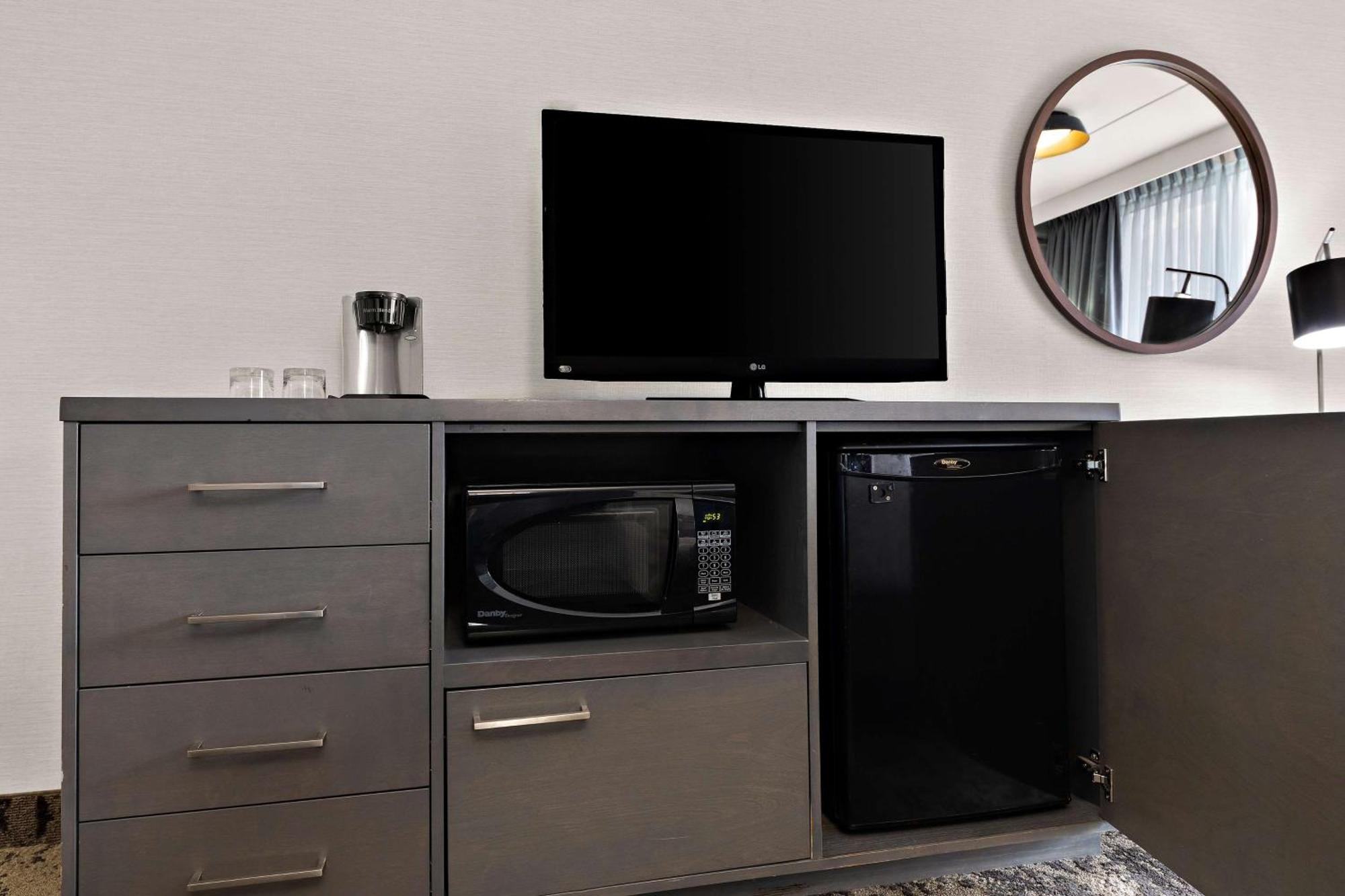 King Room with Roll-In Shower - Mobility Access/Non-Smoking