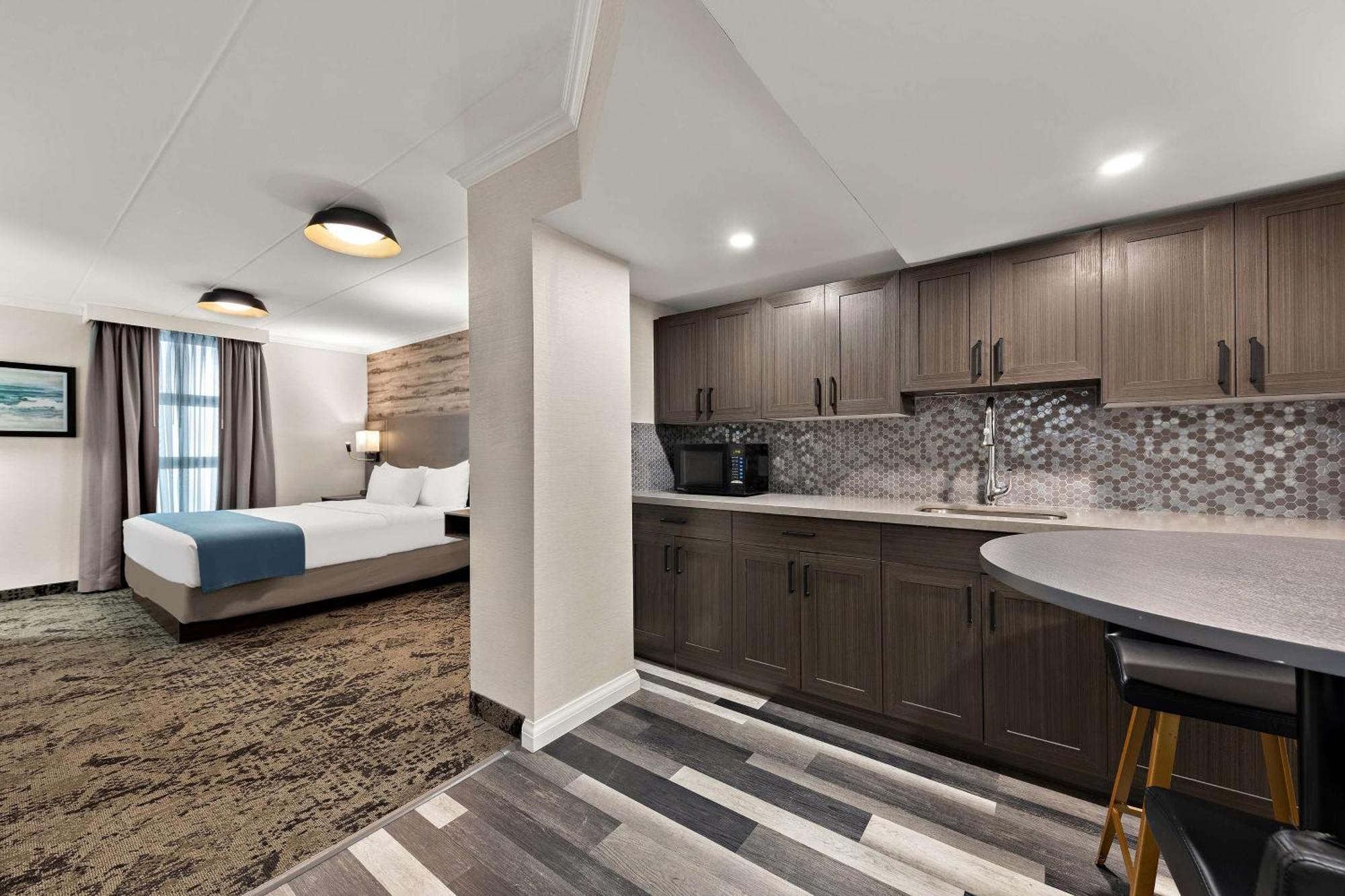 Suite with King Bed and Two Queen Beds