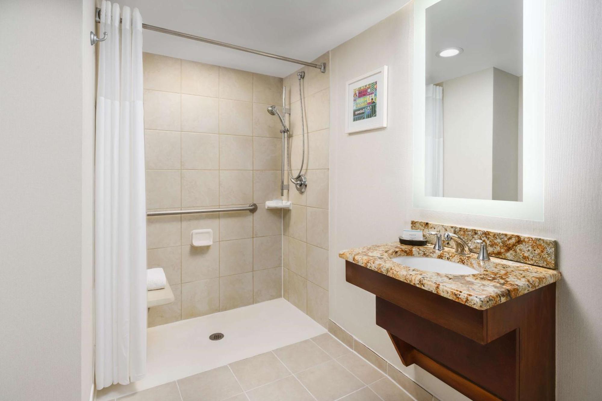 Habitación con cama extragrande y ducha a ras de suelo - Adaptada para personas de movilidad reducida - No fumadores