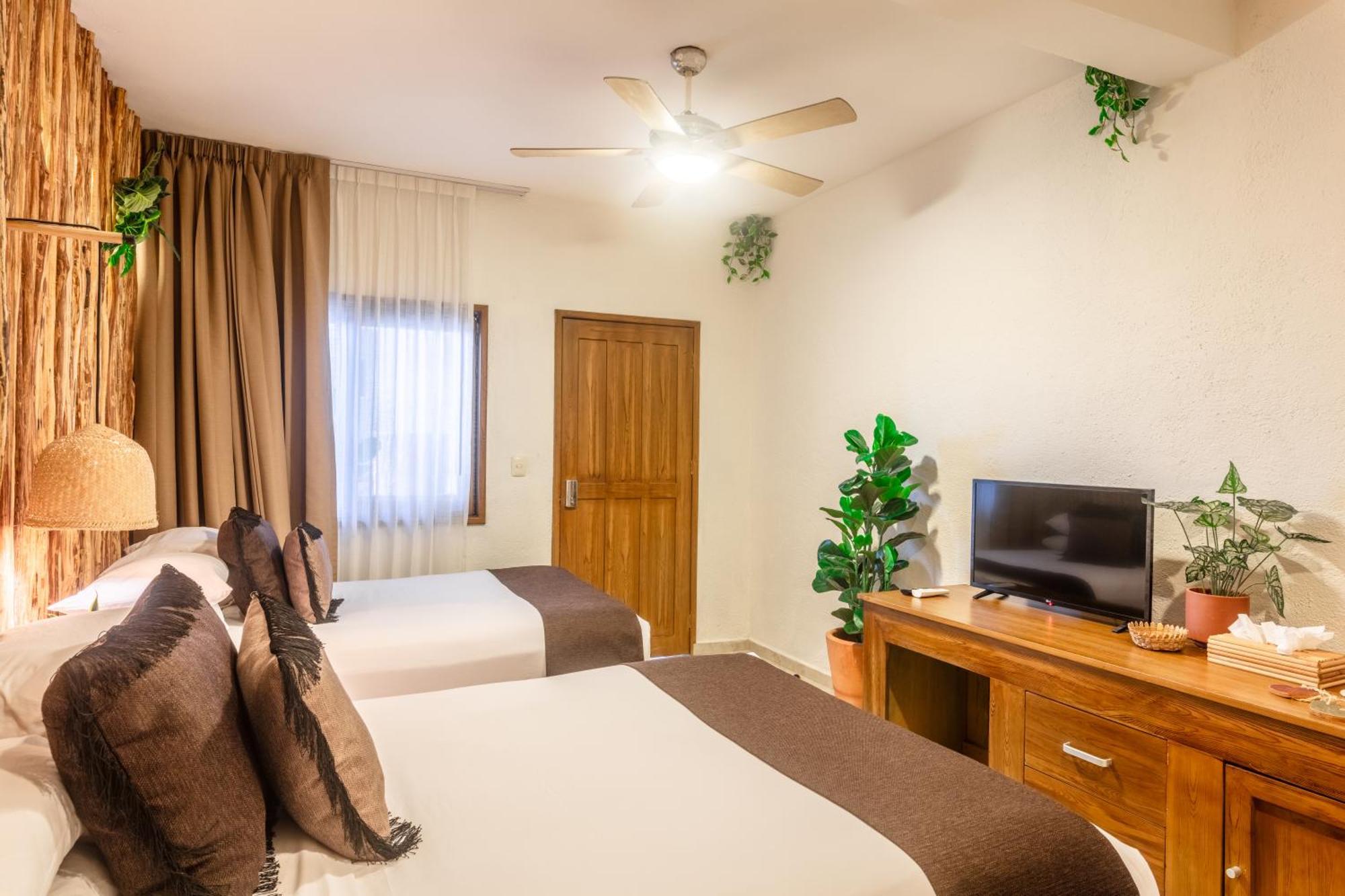Zimmer mit Queensize-Bett und Blick auf den Innenhof