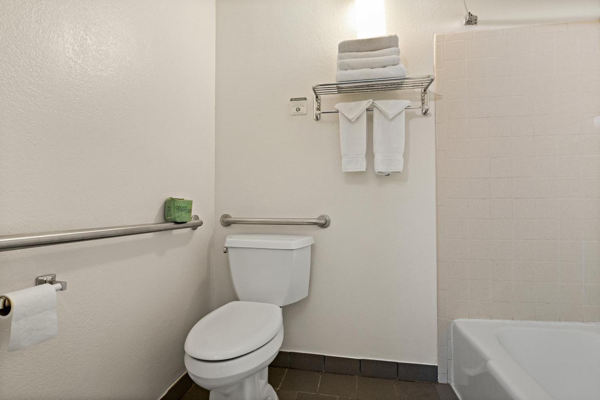 Accessible Queen Room with 2 Queen Beds/Tub - Non Smoking