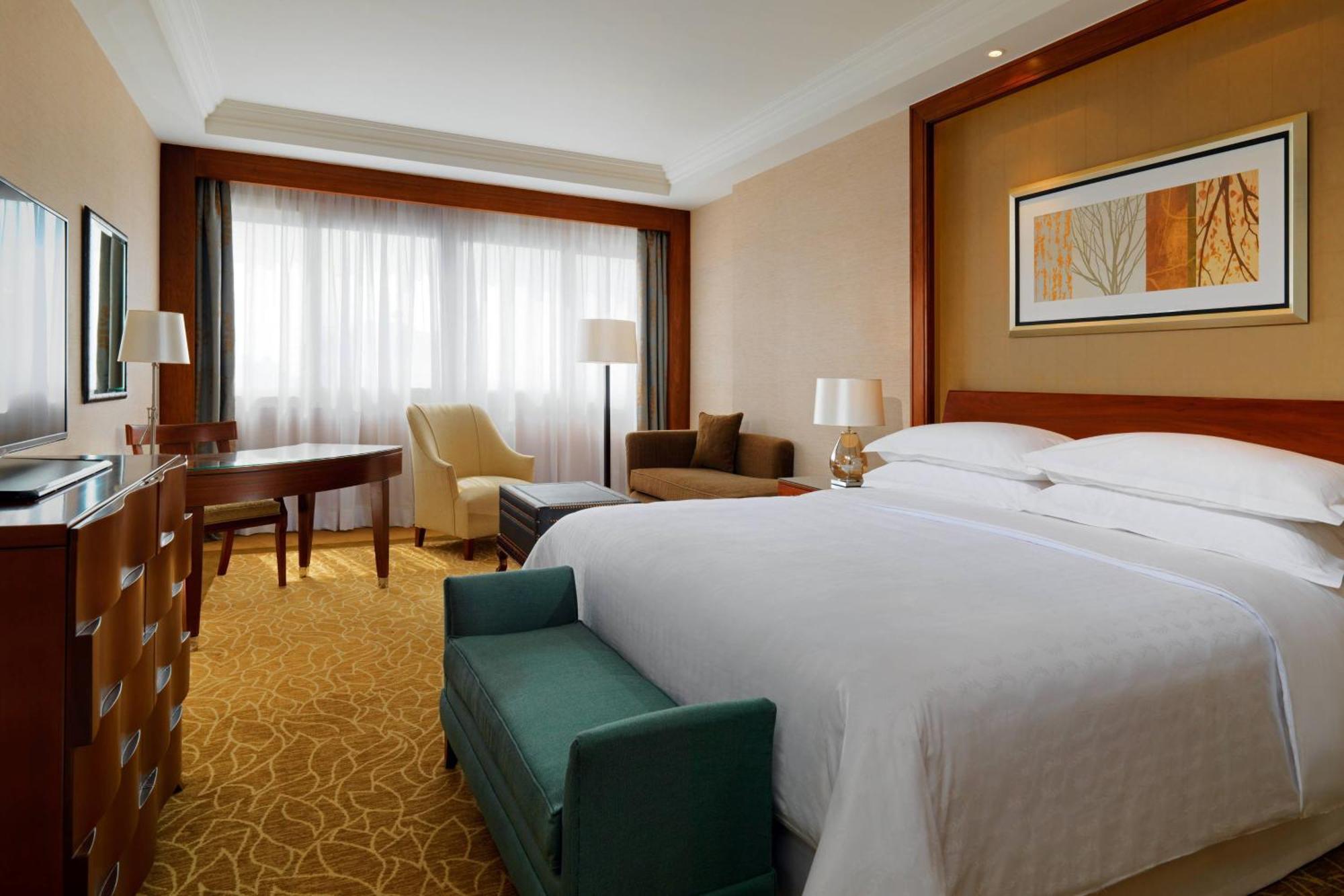 Deluxe Guest room, 1 King, Pool & City view, Balcony,1705706379:JPEG