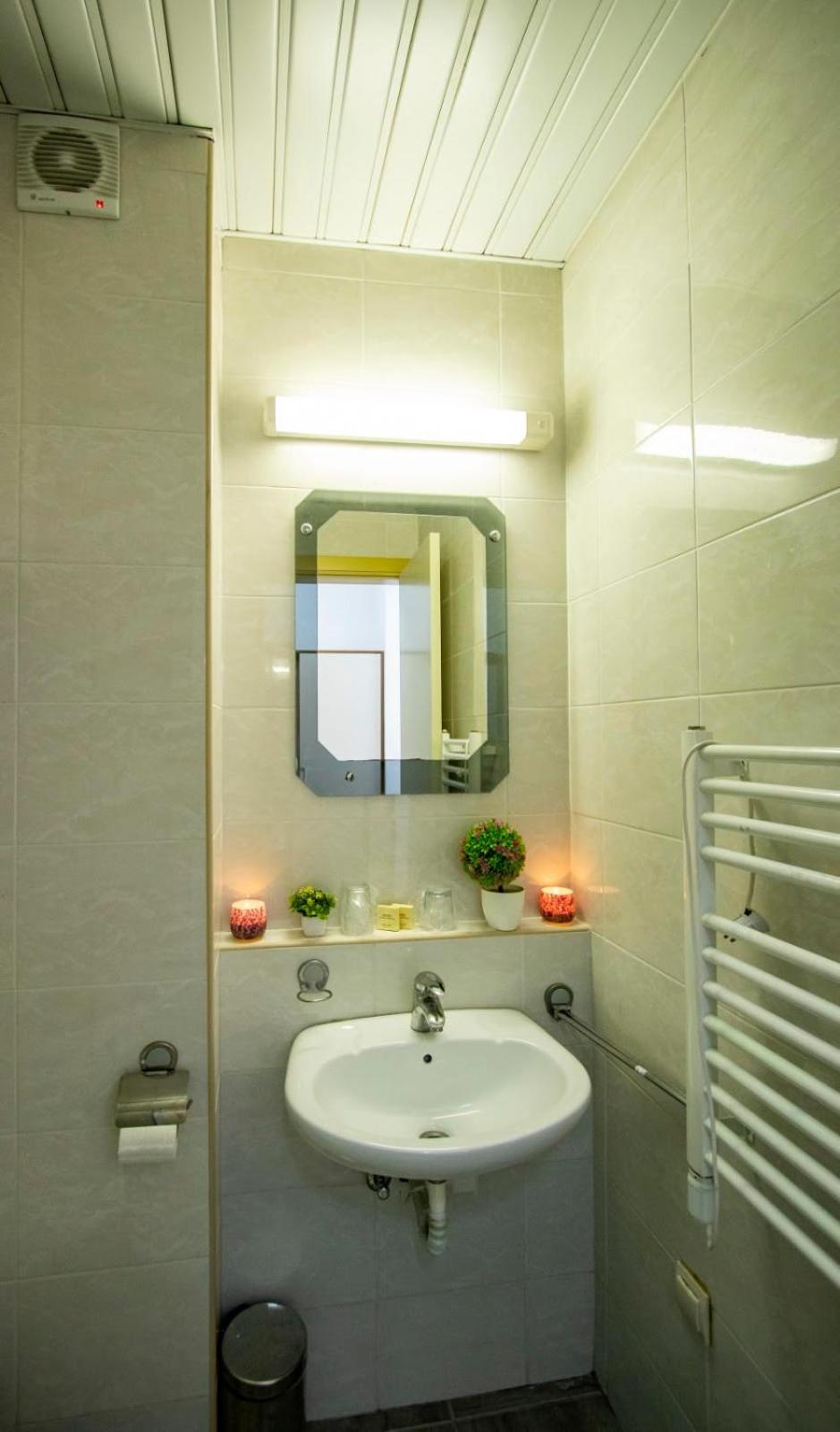 Twin Room,1576858718:JPEG