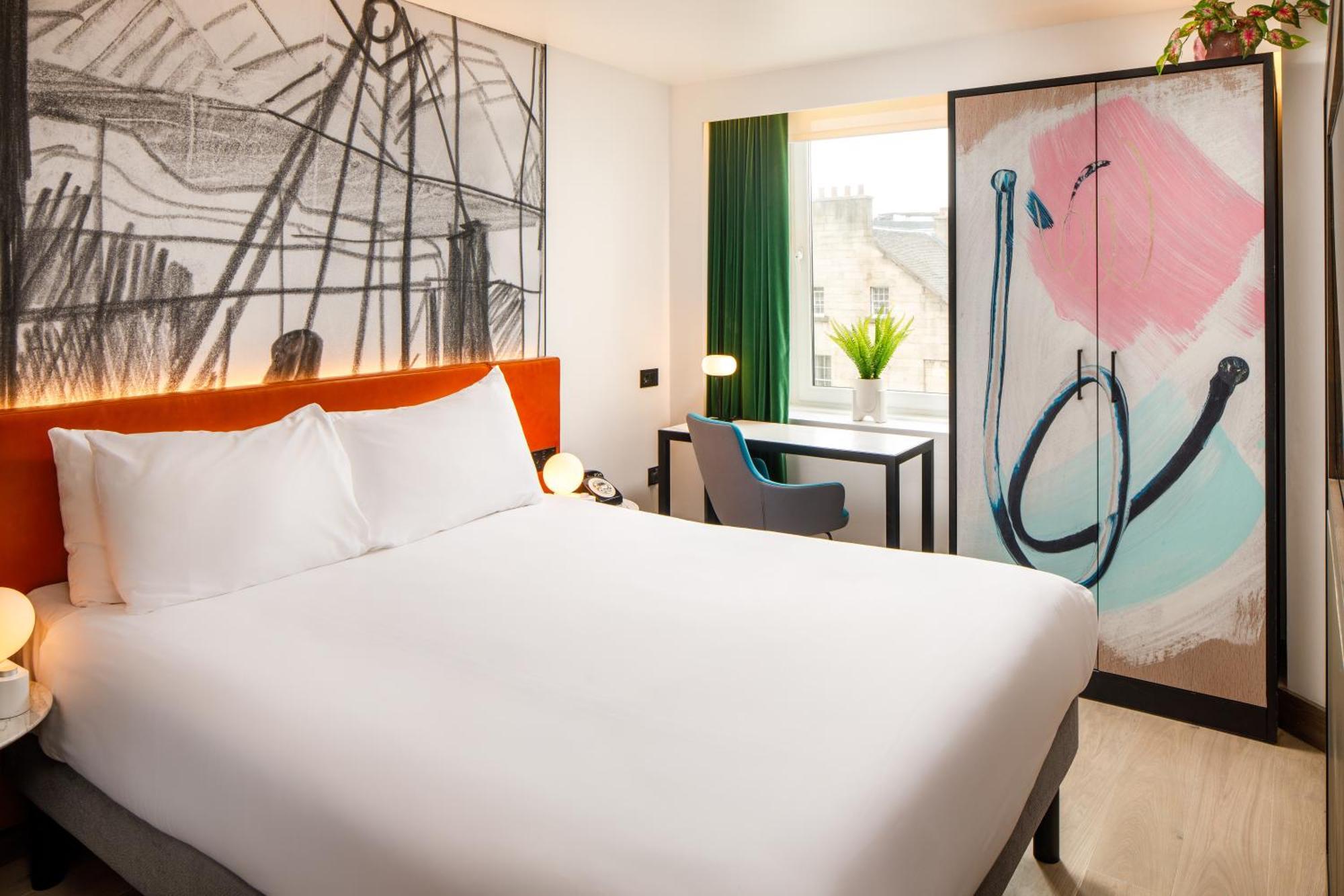 Habitación con cama grande