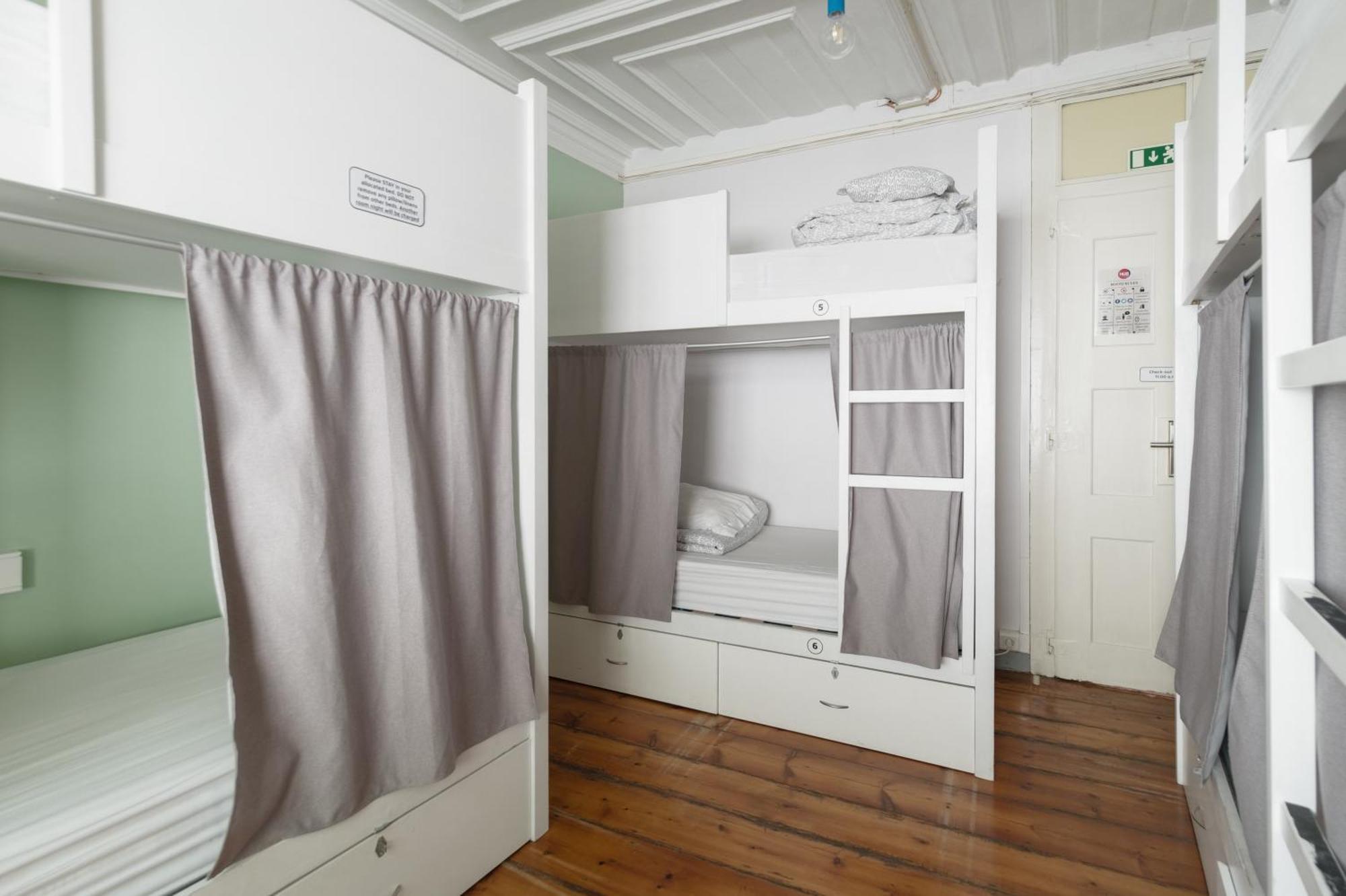 Lit dans Dortoir pour Femmes de 6 Lits avec Salle de Bains