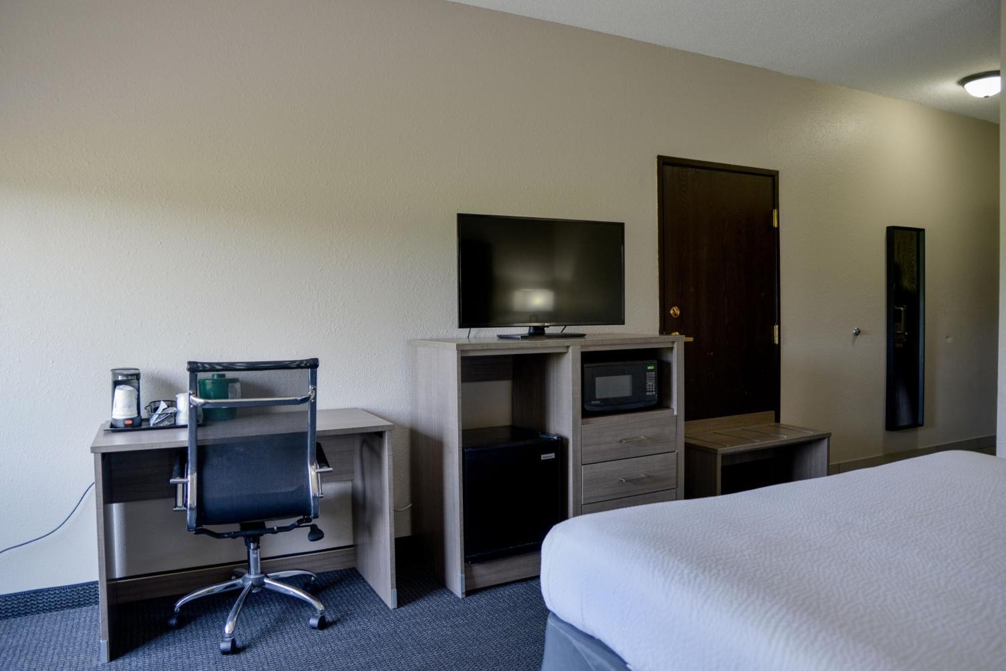 King Room with Roll-In Shower - Mobility Access/Non-Smoking,1608788961:JPEG