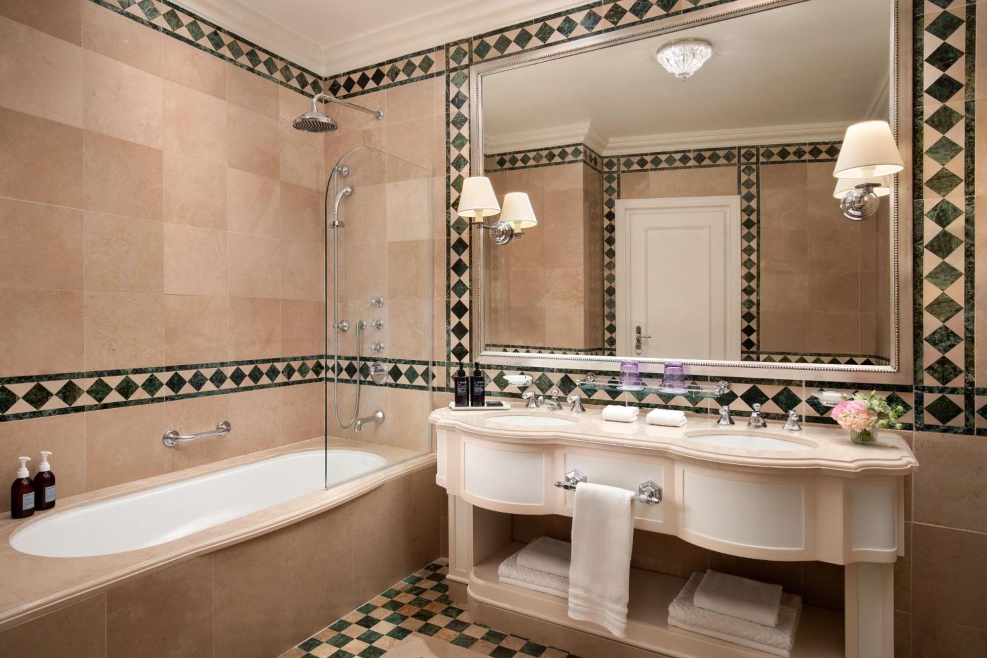 Quarto Deluxe com Cama King-size e Vista do Rio Arno