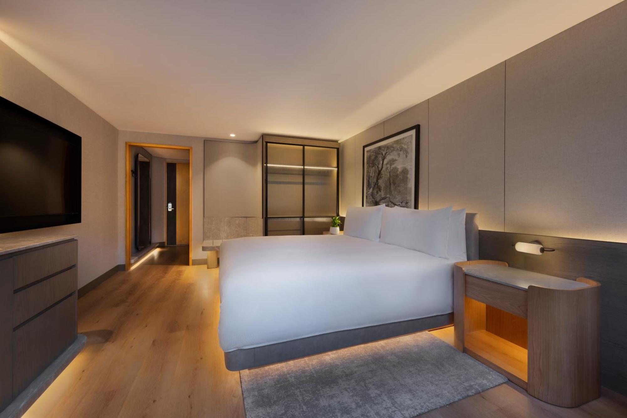 Deluxe Zimmer mit Kingsize-Bett und Blick auf die Terrasse