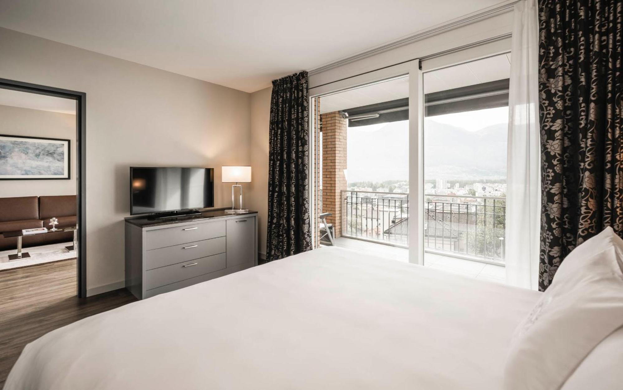 Suite con balcón y vistas al lago