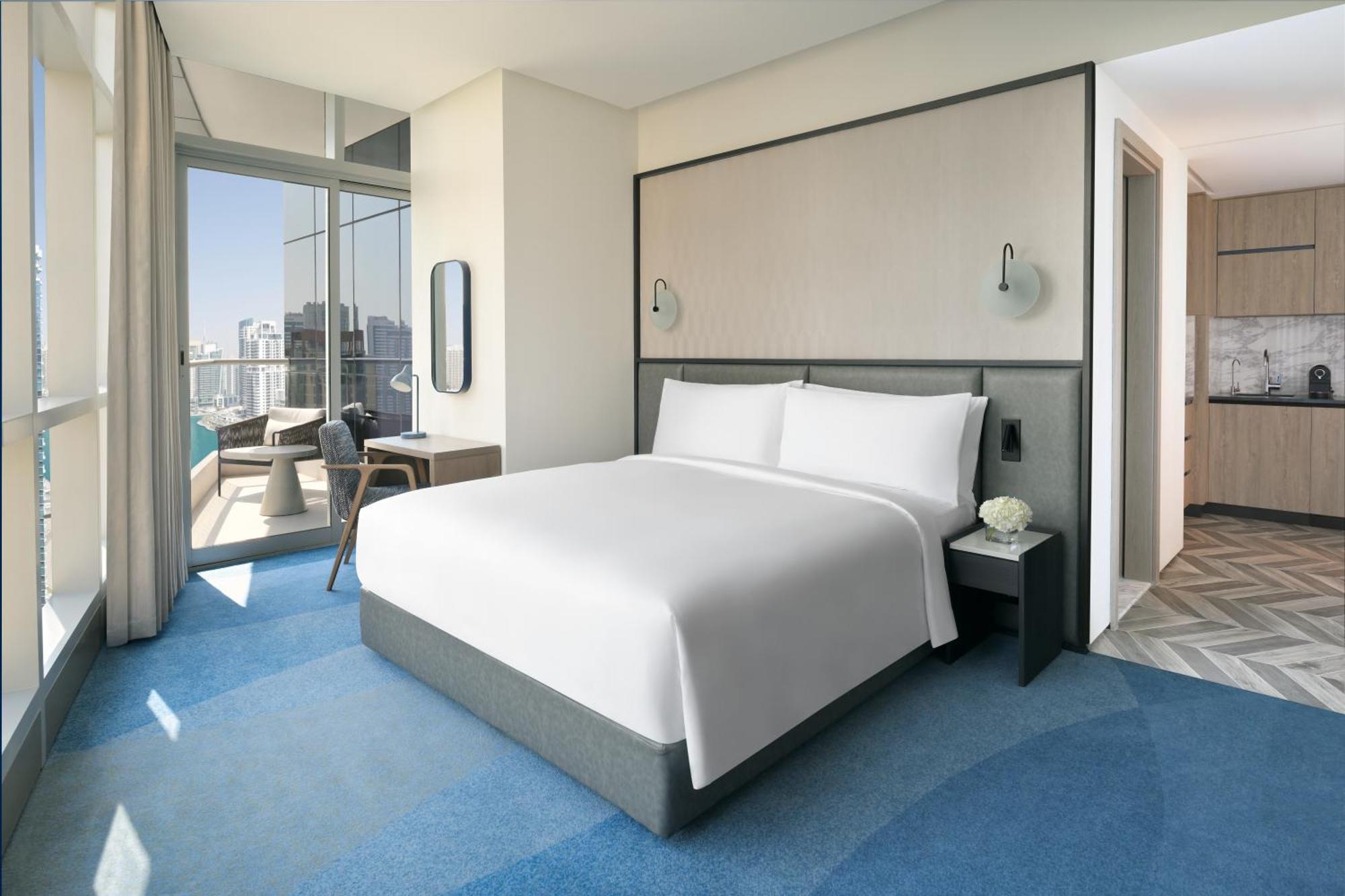 Studio mit Kingsize-Bett, Balkon und Blick auf die Marina