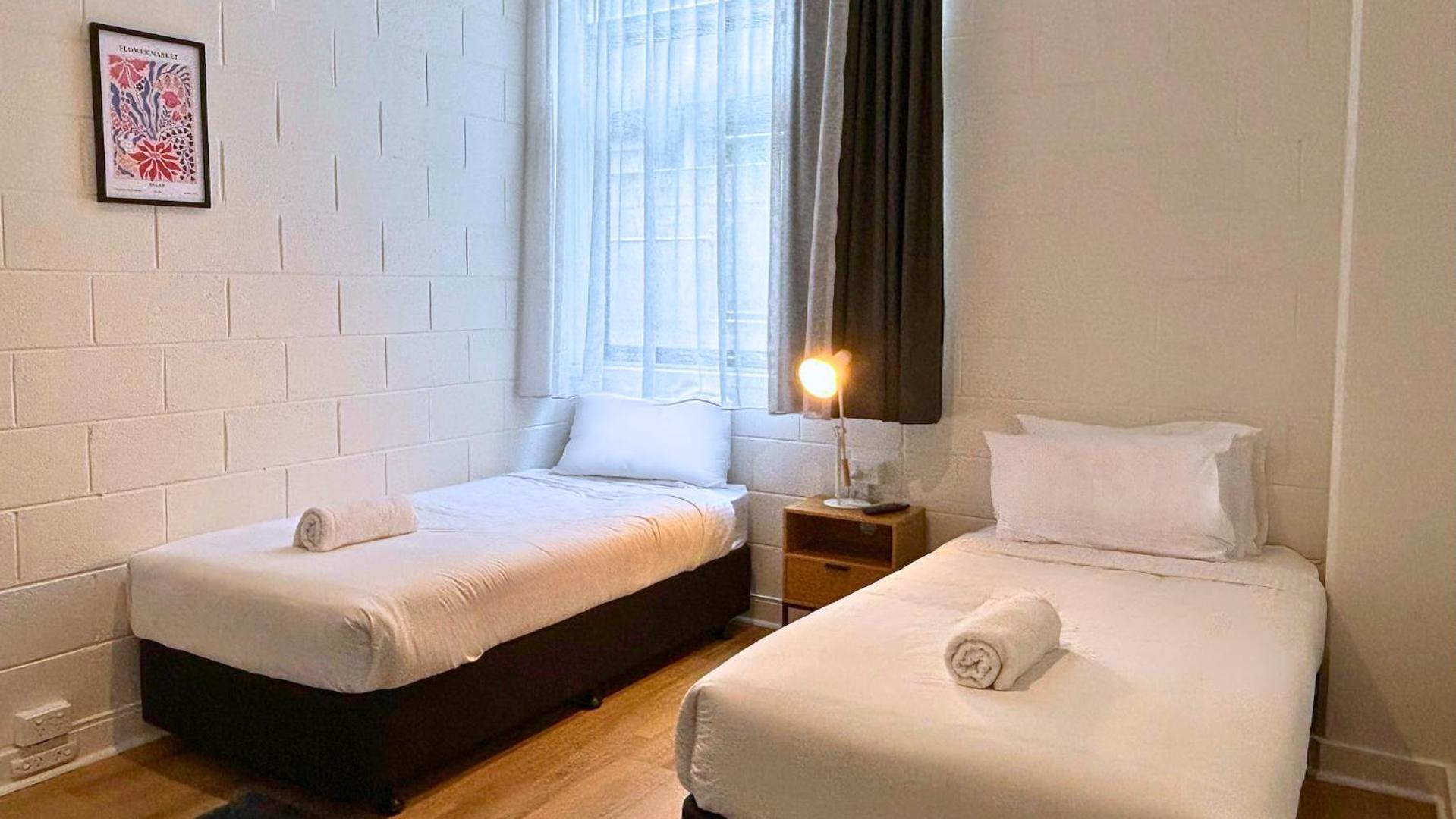 Tweepersoonskamer met 2 Aparte Bedden en Eigen Badkamer