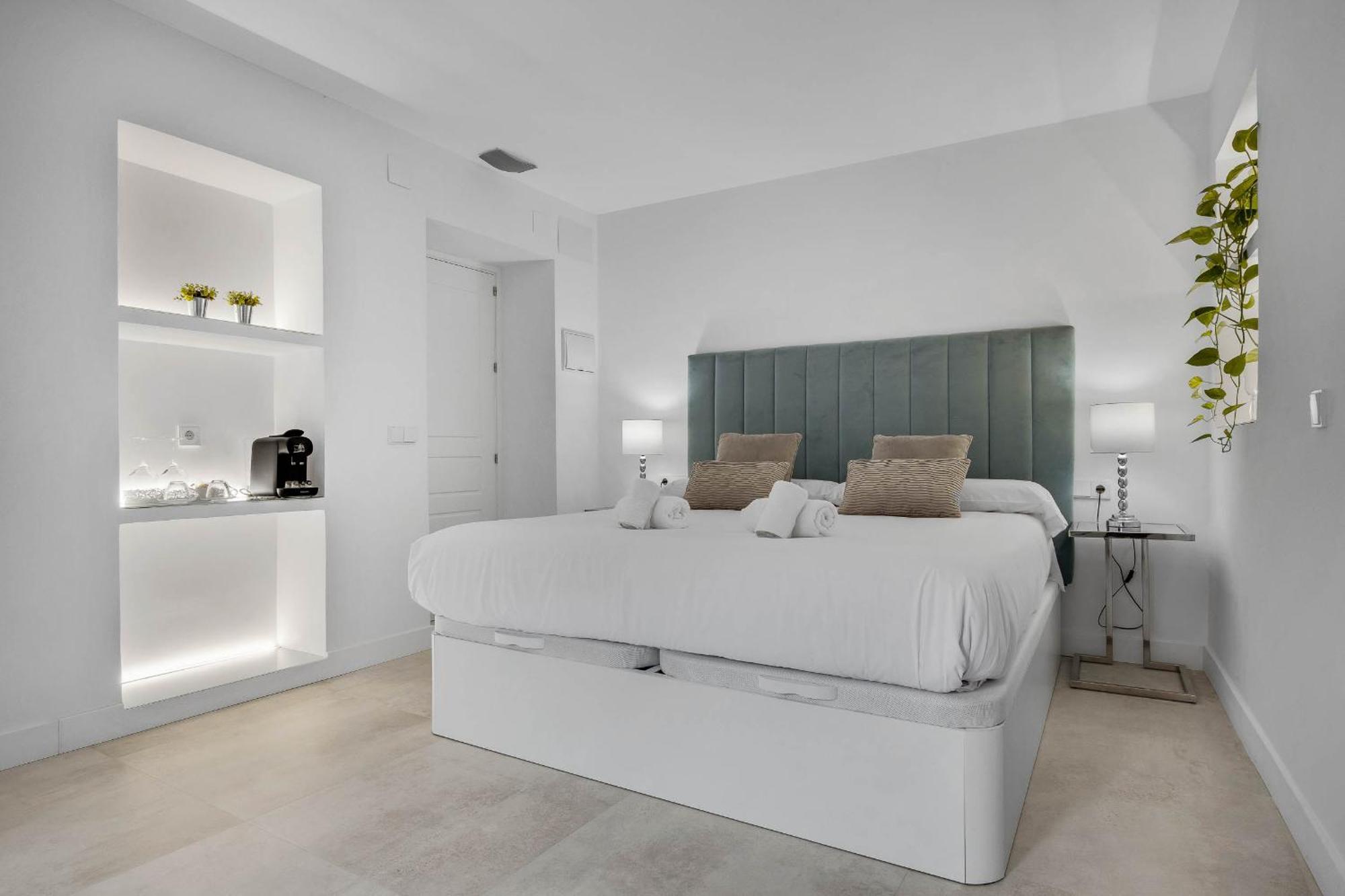 Habitación con cama extragrande y bañera de hidromasaje