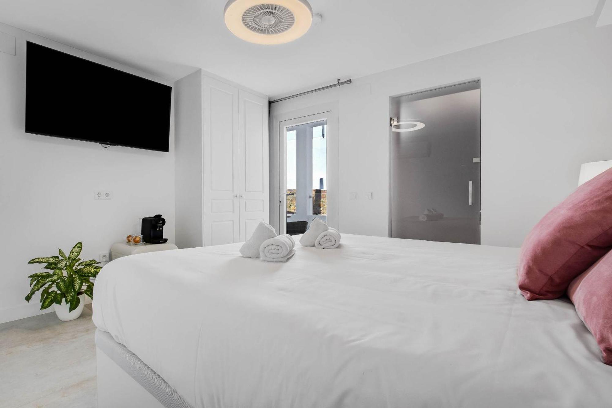 Habitación con cama extragrande y bañera de hidromasaje