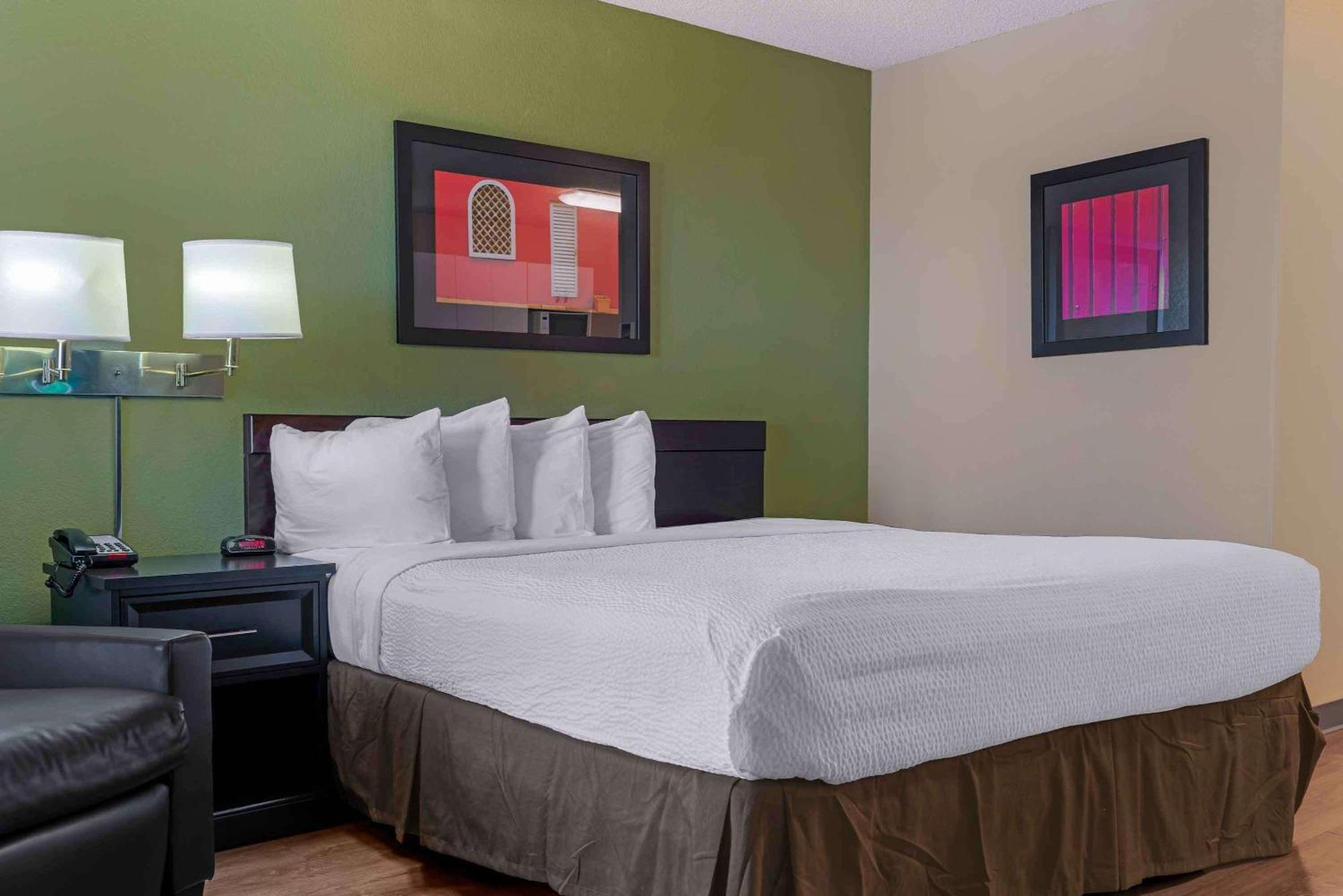 1 Queen Bed 