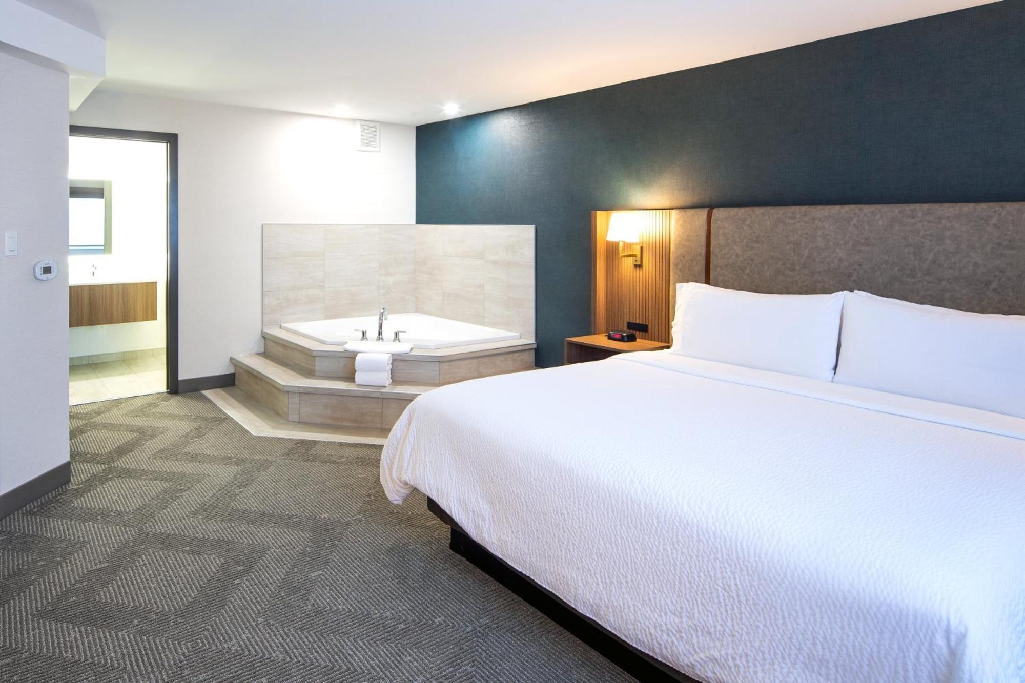 One-Bedroom King Suite with Jetted Tub