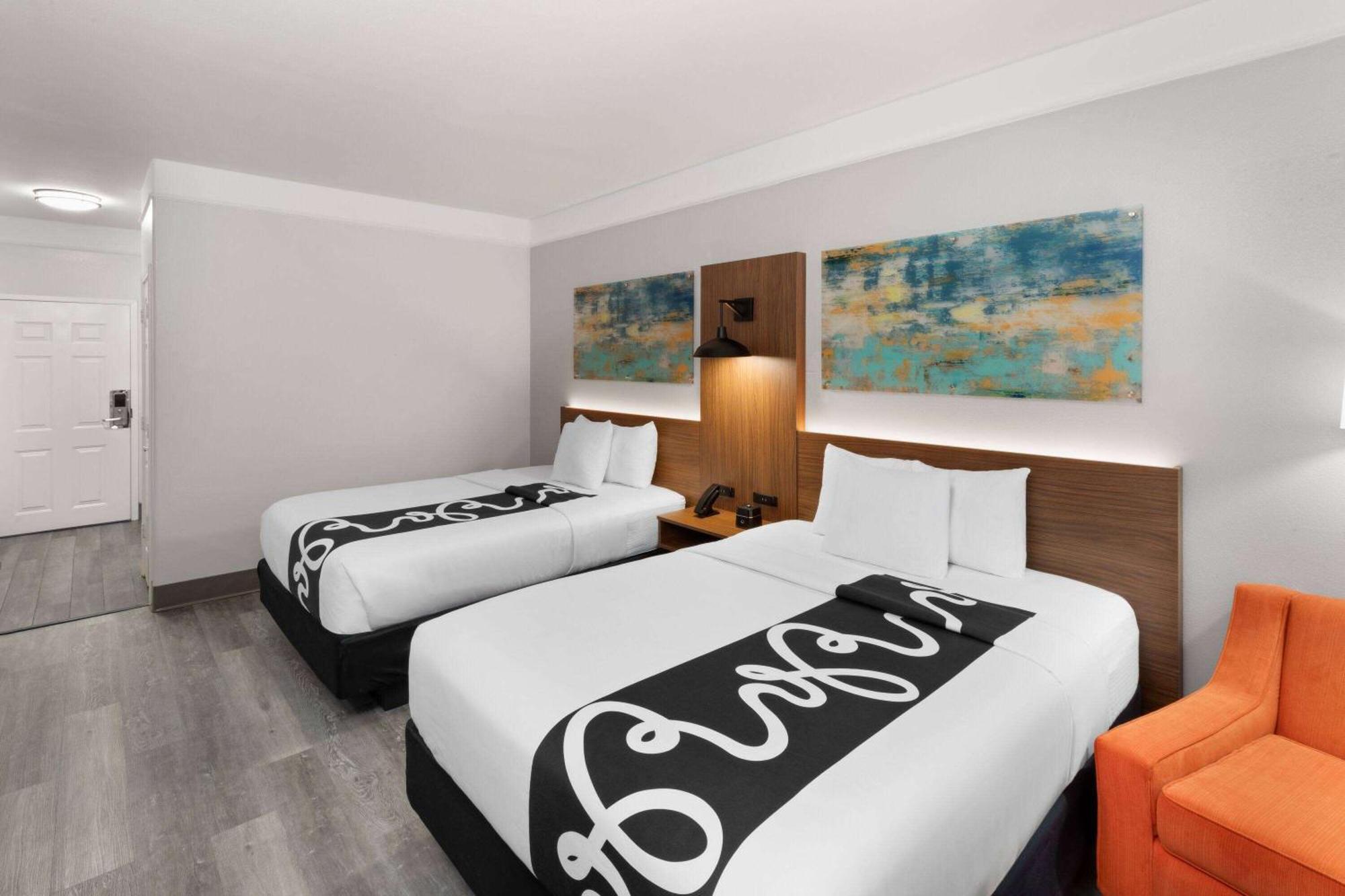 Queen Room with Two Queen Beds and Bath Tub - Mobility/Hearing Access - Non-Smoking