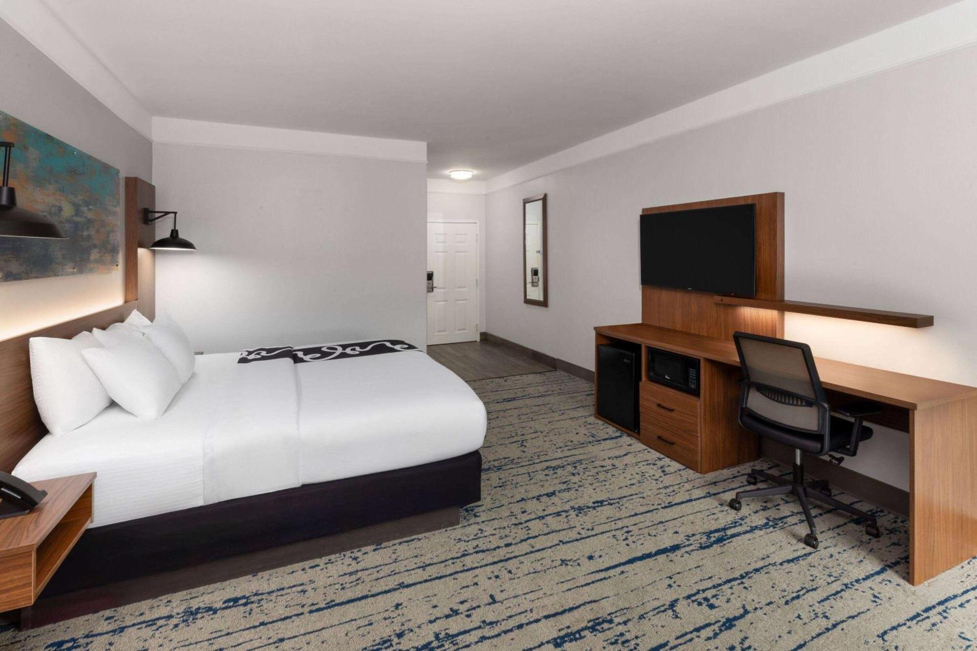 King Room with Roll-In Shower - Mobility/Hearing Accessible - Non-Smoking