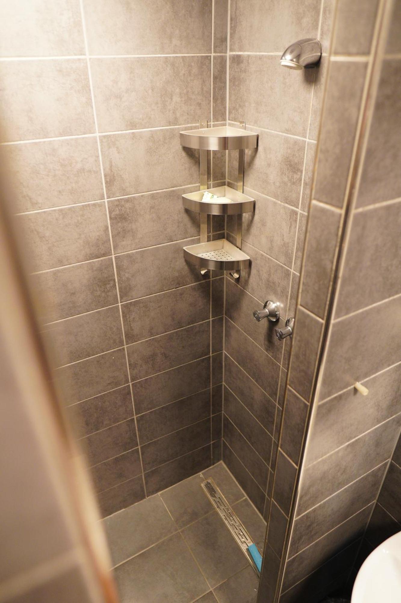 Lit Simple dans Dortoir de 3 Lits